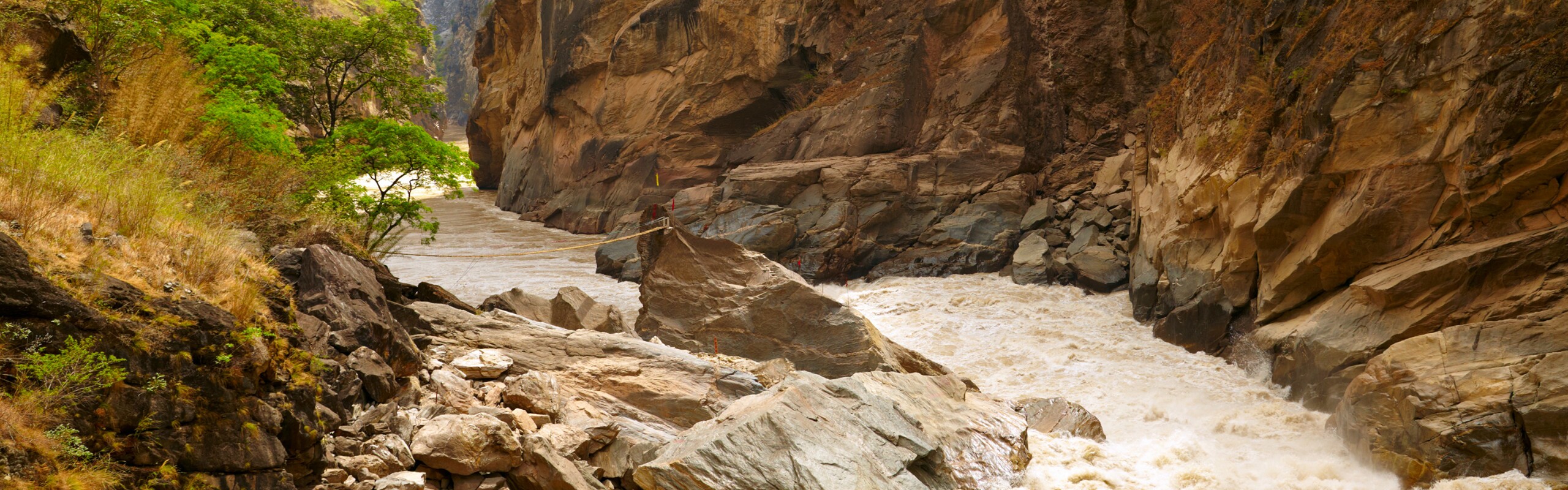 4-Day Tiger Leaping Gorge and Baoshan Stone Village Hiking Tour